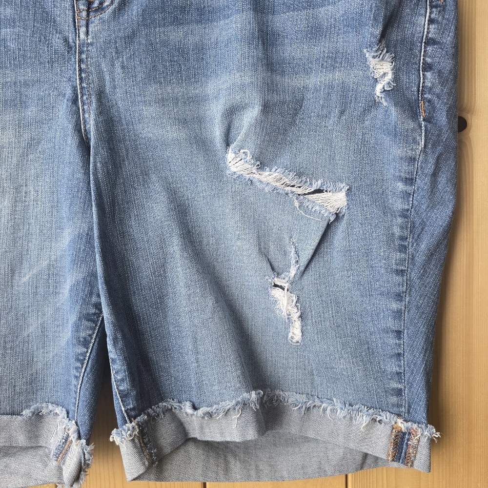 Torrid Boyfriend Bermuda Vintage Stretch Denim Short Distressed Womens Size 26 - Picture 4 of 12